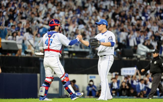 지난 25일 대구 삼성라이온즈파크에서 열린 2024 KBO 포스트시즌 한국시리즈 3차전 KIA 타이거즈와 삼성 라이온즈의 경기에서 4-2로 승리한 삼성 마무리 투수 김재윤과 포수 강민호가 기뻐하고 있다. 뉴시스