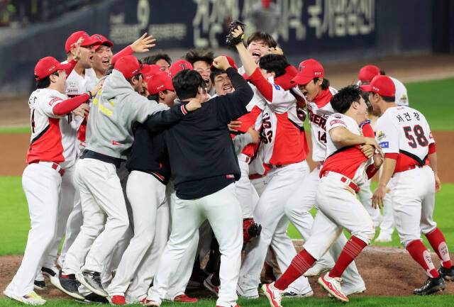 28일 광주 기아챔피언스필드에서 열린 2024 신한 SOL뱅크 KBO 포스트시즌 한국시리즈 삼성 라이온즈와 5차전서 7대5로 승리하며 4승1패로 통합우승을 달성한 KIA 선수들이 기뻐하고 있다. 연합뉴스