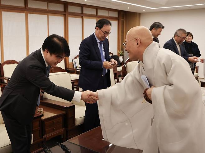 지난 22일 서울 견지동 한국불교역사문화기념관에서 임현택 대한의사협회 회장을 맞이하는 조계종 총무원장 진우스님. <조계종>