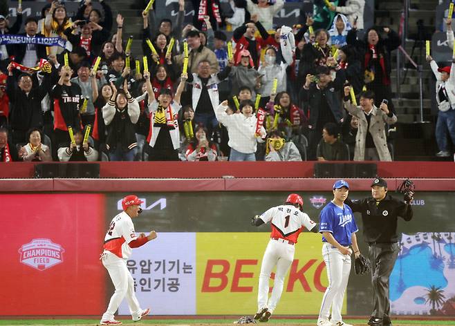 KIA 박찬호(가운데)가 28일 광주 기아챔피언스필드에서 열린 2024 신한 SOL뱅크 KBO 포스트시즌 한국시리즈 5차전 삼성 라이온즈와 경기에서 동점 득점에 성공한 뒤 기뻐하고 있다. 연합뉴스