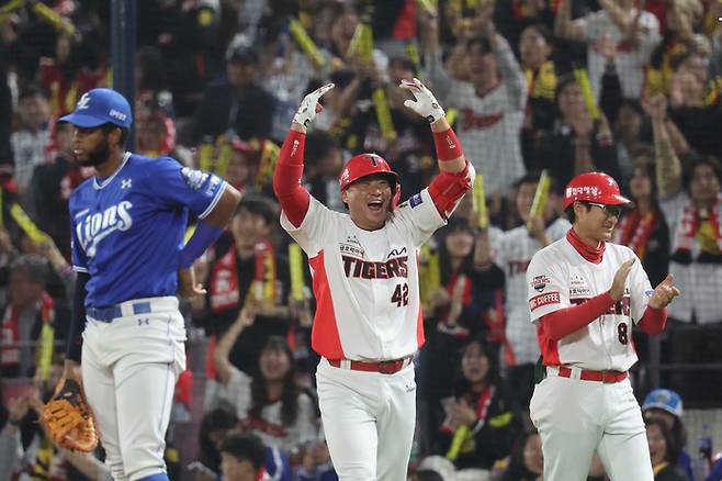 28일 광주 기아챔피언스필드에서 열린 2024 신한 SOL뱅크 KBO 포스트시즌 한국시리즈 5차전 삼성 라이온즈와 KIA 타이거즈의 경기. 6회말 1사 1,3루 KIA 김태군이 1타점 역전 적시타를 친 뒤 기뻐하는 모습. [사진 출처 = 연합뉴스]