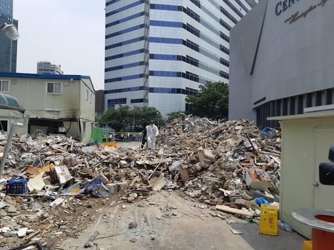 서울 용산구 한강로동 소재 2층짜리 빌라가 붕괴하며 6년 전 인근에서 발생한 4층짜리 건물 붕괴 사고가 재조명되고 있다. 사진은 2018년 6월4일 경찰과 소방당국이 용산 건물 붕괴 현장에 대한 합동 감식을 진행하는 모습. /사진=뉴시스