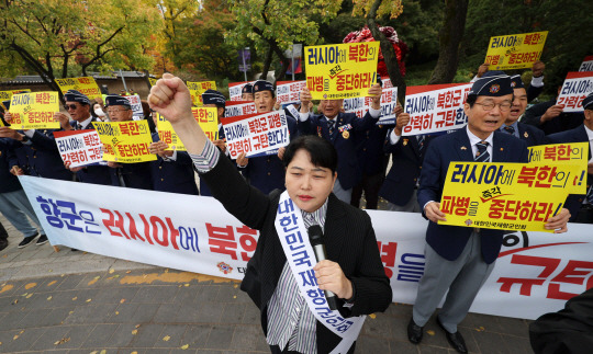 대한민국재향군인회 회원들이 28일 서울 중구 주한 러시아대사관 인근에서 열린 러시아의 북한군 파병 수용 규탄 집회에서 구호를 외치고 있다. 뉴시스 제공