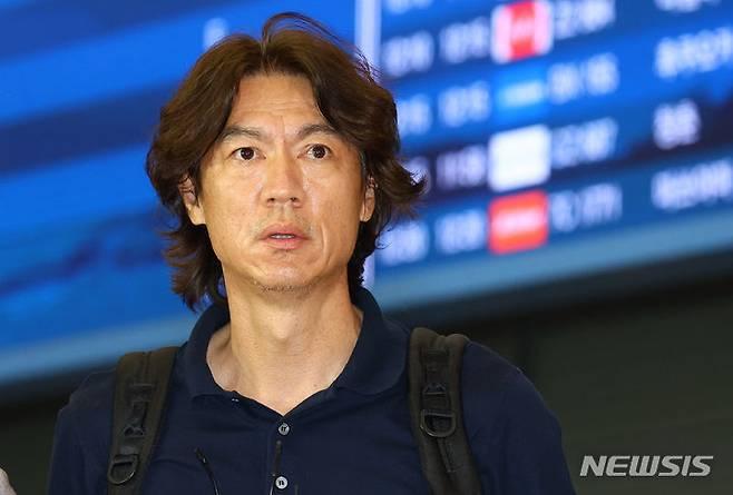 [인천공항=뉴시스] 황준선 기자 = 홍명보 대한민국 축구 국가대표팀 감독이 25일 오전 유럽 출장을 마친 뒤 인천국제공항을 통해 귀국하며 취재진에게 입장을 밝히고 있다.홍 감독은 스페인과 포르투갈 등을 비롯해 유럽을 돌며 외국인 코치들을 면접했고 전술적인 부분을 담당할 필드 코치와 피지컬 코치를 물색했다. 또한 토트넘 홋스퍼의 손흥민을 시작으로 바이에른 뮌헨의 김민재와 마인츠의 이재성 등을 만난 것으로 알려졌다. 2024.07.25. hwang@newsis.com