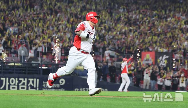 [광주=뉴시스] 김금보 기자 = 28일 광주 북구 광주-기아챔피언스필드에서 열린 2024 KBO 포스트시즌 한국시리즈 5차전 KIA 타이거즈와 삼성 라이온즈의 경기, 3회말 1사 1,3루 KIA 최형우가 1타점 적시타를 치고 출루하고 있다. 2024.10.28. kgb@newsis.com