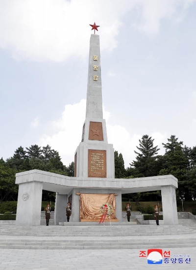 평양 모란봉산 기슭에  세워진 '해방탑'. 1945년 소련군의 북한 진주를 기념하는 탑이다. 지난 6월 북한을 방문한 블라디미르 푸틴 대통령은 이곳을 찾아 헌화했다. 푸틴은 6월 19일 이곳에 오기 직전 김정은과 만나 '포괄적 전략 동반자 조약'에 서명했다. 탑 전면에는 당시 소련이 북한을 해방시켰으며, 이 과정에서 흘린 피로 소련과 조선 인민의 친선이 굳게 맺어졌다고 씌여져 있다. 연합뉴스