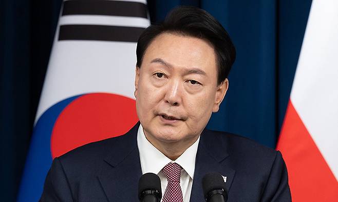 윤석열 대통령이 24일 서울 용산 대통령실 청사에서 한-폴란드 공동 언론 발표를 하고 있다.대통령실 제공
