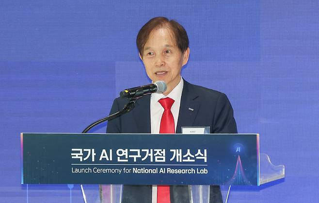 이광형 KAIST 총장이 28일 서울 서초구 서울AI허브에서 열린 국가 AI 연구거점 개소식에서 환영사를 하고 있다.