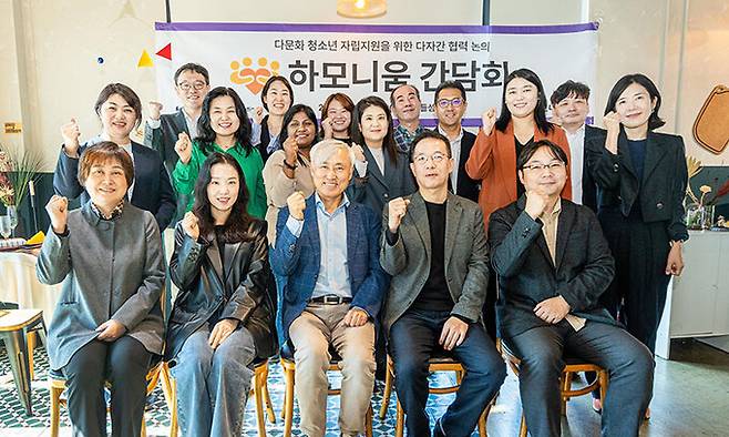 26일 서울 용산구 노들섬에서 열린 기아 사회공헌활동 ‘하모니움 간담회’에서 이덕현 기아 지속가능경영실 실장(앞줄 왼쪽 네 번째)과 김영순 인하대 교수(〃 세 번째) 등 참석자들이 기념 촬영하고 있다. 기아 제공