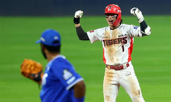 28일 광주 북구 광주-기아챔피언스필드에서 열린 2024 KBO 포스트시즌 한국시리즈 5차전 삼성 라이온즈와 KIA 타이거즈의 경기에서 8회말 1사 1루 KIA 박찬호가 1타점 2루타를 친 뒤 기뻐하고 있다. 뉴시스