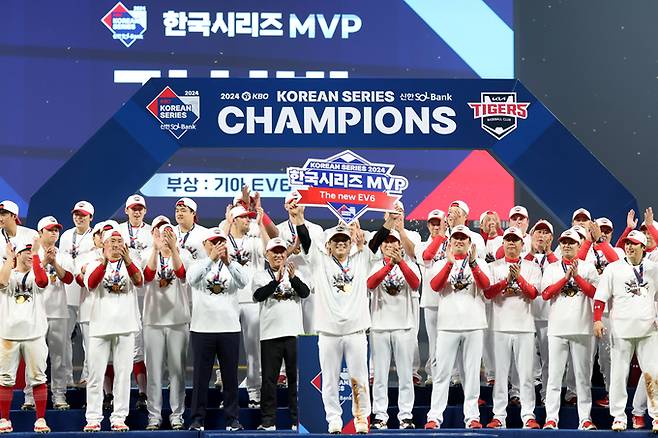 28일 광주 북구 광주-기아챔피언스필드에서 2024 KBO 포스트시즌 한국시리즈 4승 1패의 기록으로 통합 우승을 차지한 KIA 타이거즈 김선빈이 한국시리즈 MVP를 차지한 뒤 기념촬영을 하고 있다. 뉴시스