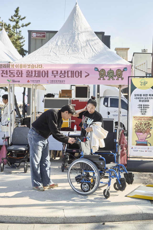 현대차그룹이 10월 24일부터 27일까지 강릉 커피 축제를 개최한 강원도 강릉시 안목해변 일대에서 ‘휠셰어 이동식 대여소’를 운영했다고 밝혔다. 사진 제공=현대차그룹