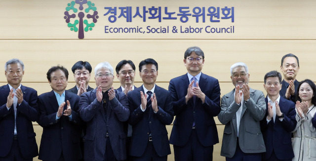 권기섭(오른쪽 다섯번째) 경제사회노동위원회 위원장 28일 서울 종로구 경사노위에서 교원근로시간면제심의위원회 위원들과 기념촬영을 하고 있다. 연합뉴스