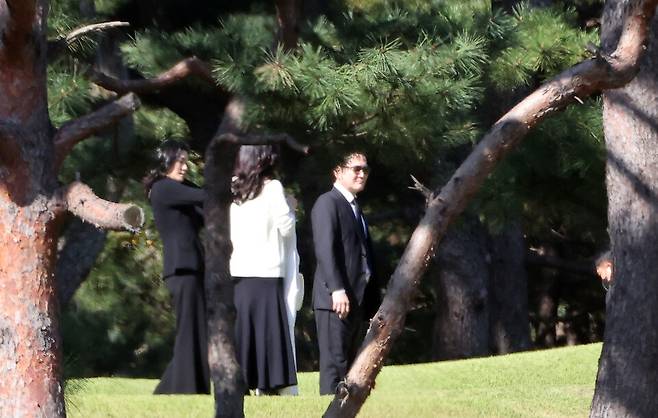 이재용 삼성전자 회장이 지난 25일 오전 경기도 수원 선영에서 치러진 고 이건희 삼성그룹 회장의 4주기 추도식에 참석하고 있다. ⓒ연합뉴스