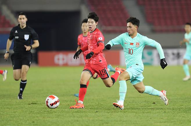 한국 오하람이 27일 AFC U-17 아시안컵 예선 중국전에서 누에라지와 볼경합을 하고 있다. 신화연합뉴스