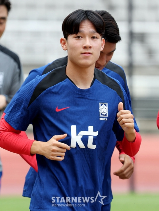 양민혁이 한국 축구대표팀에서 훈련하며 카메라를 쳐다보고 있다. /사진=김진경 대기자.