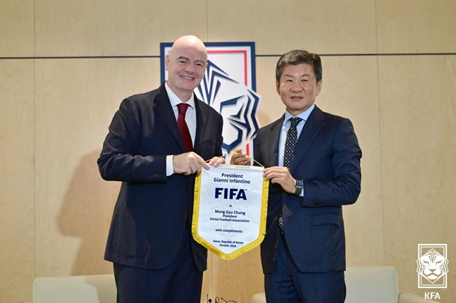 잔니 인판티노 FIFA 회장과 정몽규 대한축구협회 회장이 페넌트를 교환하고 있다. /사진=대한축구협회 제공