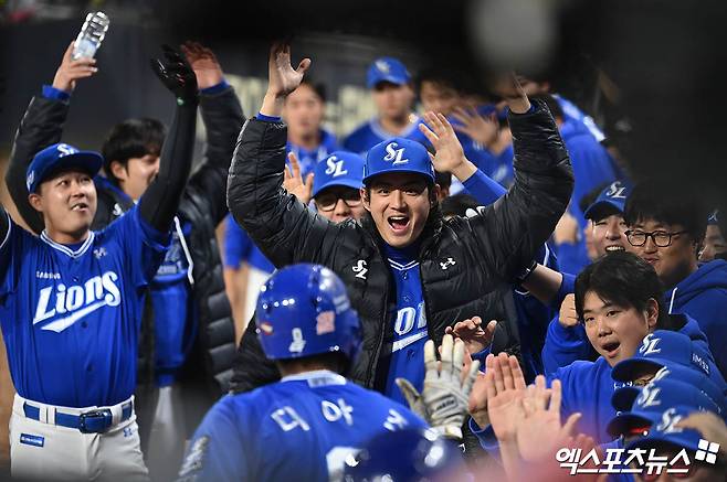 삼성 내야수 디아즈는 28일 광주 기아챔피언스필드에서 열린 '2024 신한 SOL Bank KBO 포스트시즌' KIA와 한국시리즈(7전4승제) 5차전에서 4번타자 1루수로 선발 출전했다. 1회초와 3회초 KIA 선발 양현종 상대 2점 홈런을 쳐 공격에 활력을 불어넣고 있다. LG와의 플레이오프 2차전에서 연타석 홈런을 쳤던 디아즈는 이날까지 합쳐 한국프로야구 최초로 단일 포스트시즌에서 연타석 홈런을 두 번 친 선수가 됐다. 광주, 김한준 박지영 기자