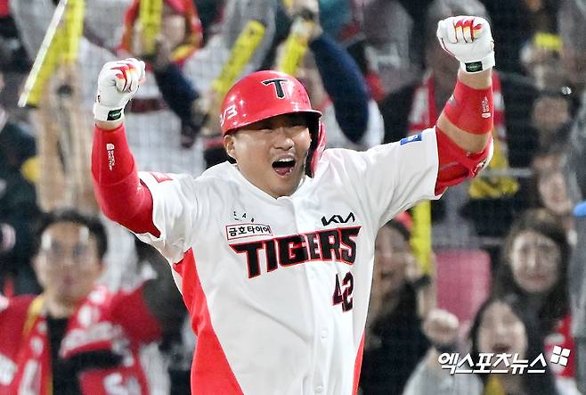 28일 오후 광주기아챔피언스필드에서 열린 '2024 신한 SOL Bank KBO 한국시리즈' 삼성 라이온즈와 KIA 타이거즈의 5차전 경기, 6회말 1사 1,3루 KIA 김태군이 1타점 적시타를 날린 후 기뻐하고 있다. 광주, 김한준 기