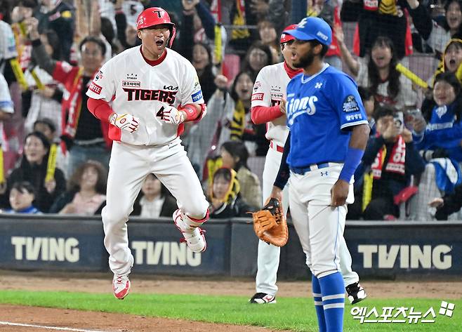 28일 오후 광주기아챔피언스필드에서 열린 '2024 신한 SOL Bank KBO 한국시리즈' 삼성 라이온즈와 KIA 타이거즈의 5차전 경기, 6회말 1사 1,3루 KIA 김태군이 1타점 적시타를 날린 후 기뻐하고 있다. 광주, 김한준 기자