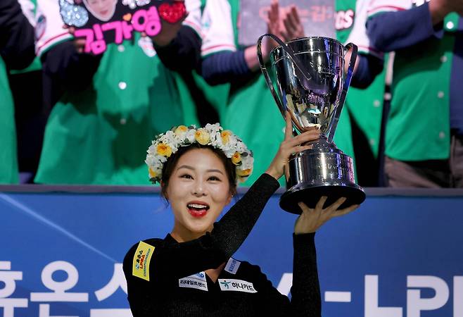 통산 10번째 우승 트로피를 들어 올린 김가영 [PBA 제공. 재판매 및 DB 금지]