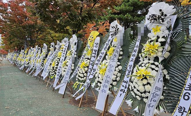 성남시의회 앞에 놓인 근조화환 [촬영 이우성]