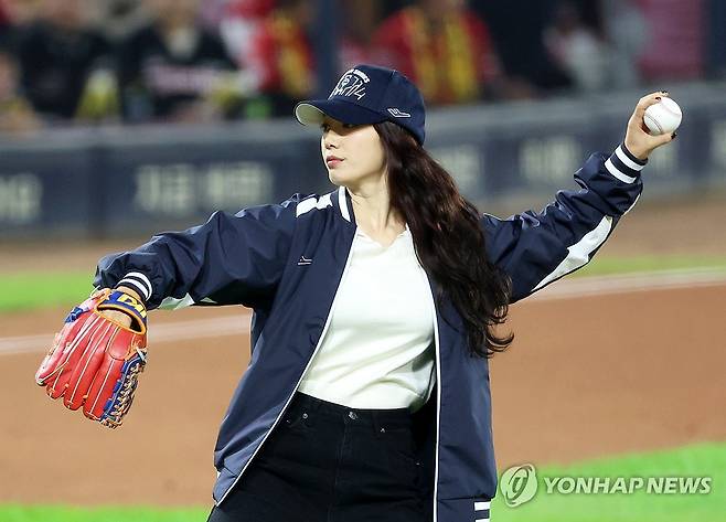 한국시리즈 시구하는 박신혜 (광주=연합뉴스) 조남수 기자 = 28일 광주 기아챔피언스필드에서 열린 2024 신한 SOL뱅크 KBO 포스트시즌 한국시리즈 5차전 삼성 라이온즈와 KIA 타이거즈의 경기. 배우 박신혜가 시구하고 있다. 2024.10.28 iso64@yna.co.kr