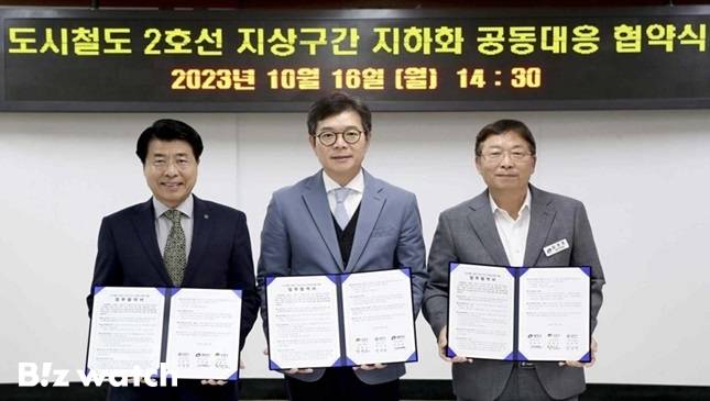 지난해 10월 송파구와 성동구, 광진구 3개구가 '도시철도 2호선 지상구간 지하화를 위한 공동대응' 협약을 맺었다. (왼쪽부터) 서강석 송파구청장, 정원오 성동구청장, 김경호 광진구청장 /자료=성동구