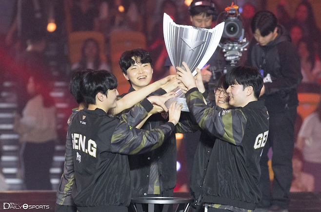 2024 LCK 스프링 챔피언 젠지. 내년부터는 1년에 단 하나의 챔피언만 나온다.