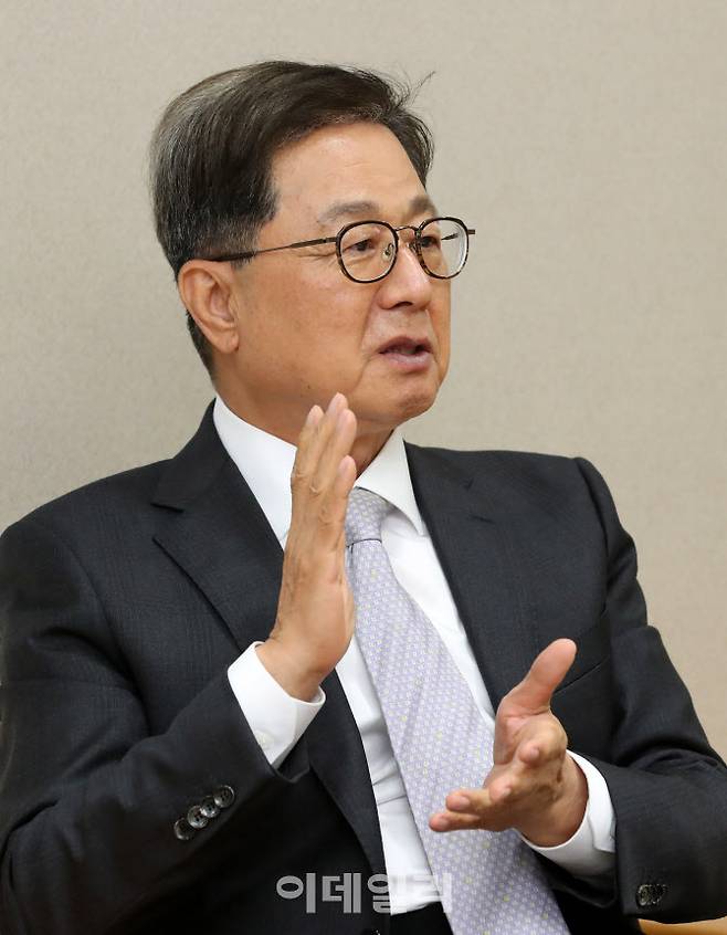 16일 서울 중구 동반성장위원회 사무실에서 이달곤 동반성장위원장이 이데일리와 인터뷰하고 있다(사진=방인권기자)
