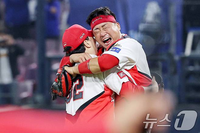 28일 오후 광주 기아챔피언스필드에서 열린 프로야구 '2024 신한 SOL 뱅크 KBO 포스트시즌' 한국시리즈 5차전 삼성 라이온즈와 KIA 타이거즈의 경기에서 7대5로 승리하며 통합 우승을 차지한 KIA 마무리 정해영과 포수 김태군이 얼싸안으며 기뻐하고 있다. 2024.10.28/뉴스1 ⓒ News1 장수영 기자