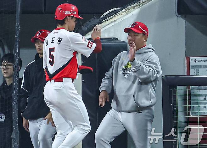 28일 오후 광주 북구 기아챔피언스필드에서 열린 프로야구 '2024 신한 SOL 뱅크 KBO 포스트시즌' 한국시리즈 5차전 삼성 라이온즈와 기아 타이거즈의 경기, KIA 이범호 감독이 3회말 1사 1,3루 상황에서 KIA 최형우의 적시타때 득점한 김도영을 맞이하고 있다. 2024.10.28/뉴스1 ⓒ News1 김도우 기자