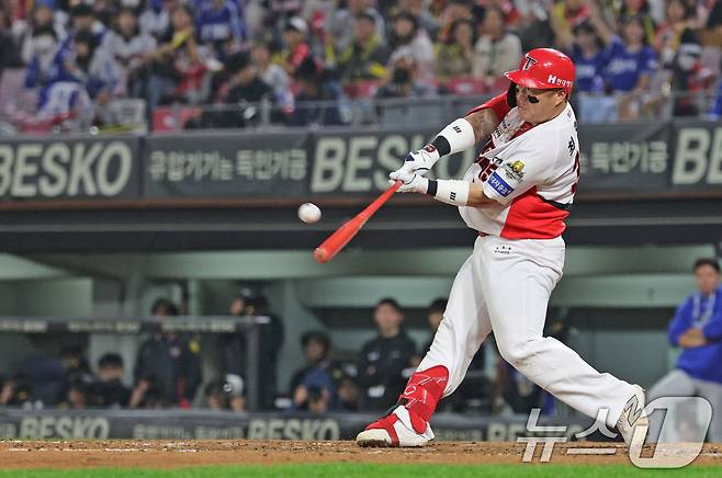 28일 오후 광주 기아챔피언스필드에서 열린 프로야구 '2024 신한 SOL 뱅크 KBO 포스트시즌' 한국시리즈 5차전 삼성 라이온즈와 KIA 타이거즈의 경기, 5회말 KIA 공격 선두타자 최형우가 솔로홈런을 치고 있다. 2024.10.28/뉴스1 ⓒ News1 장수영 기자