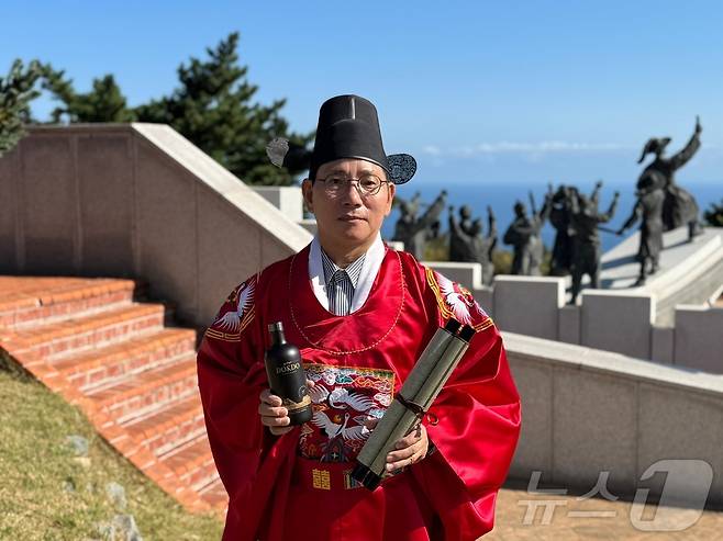 지난 25일 '독도의 날'을 맞아 열린 '안용복 장군 추모제'에서 초헌관으로 참여한 임진욱 케이알컴퍼니 대표가 독도소주를 들고 있다.2024.10.25/뉴스1 ⓒ News1 이강 기자