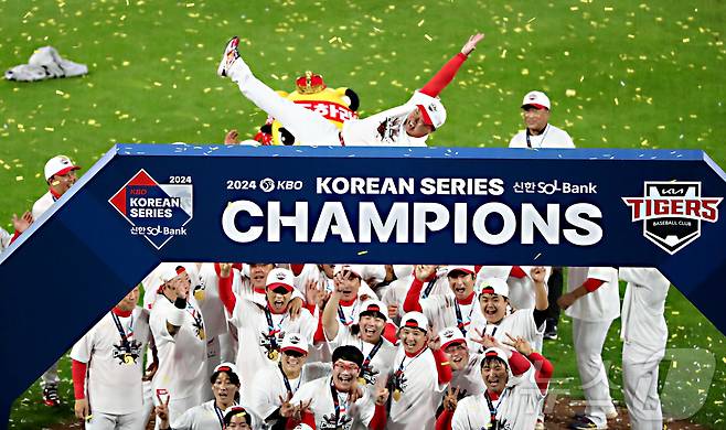 28일 오후 광주 북구 기아챔피언스필드에서 열린 프로야구 '2024 신한 SOL 뱅크 KBO 포스트시즌' 한국시리즈 5차전 삼성 라이온즈와 KIA 타이거즈의 경기에서 KIA가 승리, 이범호 감독을 헹가래 치며 2024 한국시리즈 우승 세리머니를 하고 있다. 2024.10.28/뉴스1 ⓒ News1 김기남 기자