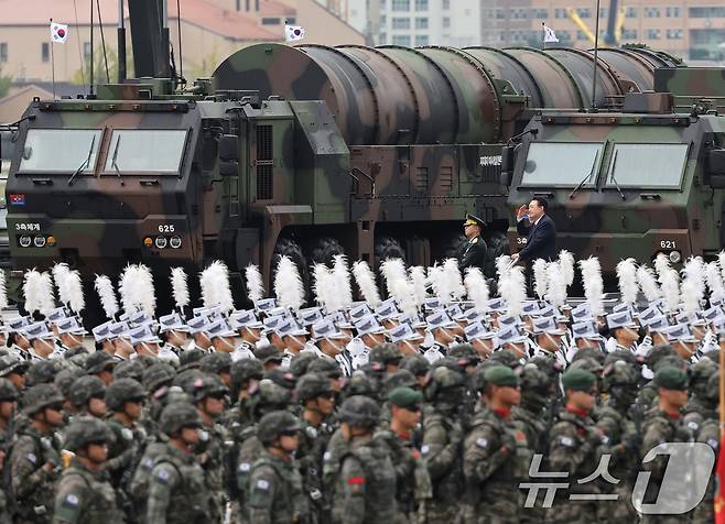 윤석열 대통령이 1일 오전 경기도 성남 서울공항에서 열린 건군 76주년 국군의날 기념식에서 지대지 미사일 '현무-5'를 사열하고 있다. (대통령실 제공) 2024.10.1/뉴스1 ⓒ News1 송원영 기자