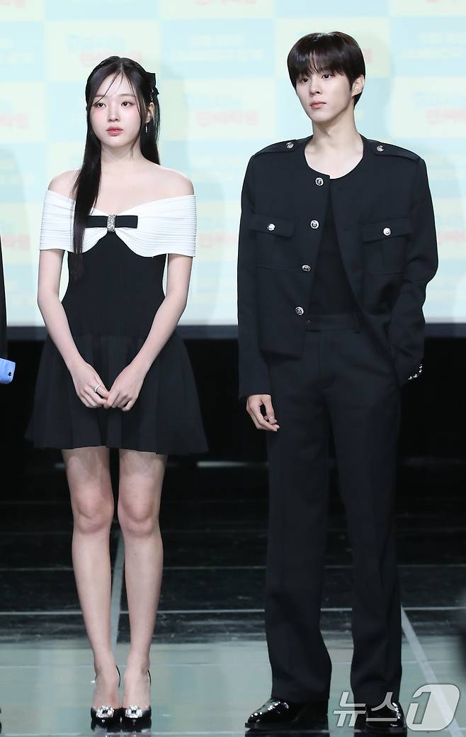 배우 김우석과 강나언(왼쪽)이 29일 서울 강남구 일지아트홀에서 열린 웹드라마 '0교시는 인싸타임'(극본 고이찬 / 연출 배하늘) 제작발표회에 참석해 포즈를 취하고 있다. ⓒ News1 권현진 기자