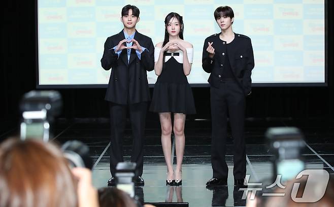 배우 최건(왼쪽부터)과 강나언, 김우석이 29일 서울 강남구 일지아트홀에서 열린 웹드라마 '0교시는 인싸타임'(극본 고이찬 / 연출 배하늘) 제작발표회에 참석해 포즈를 취하고 있다. ⓒ News1 권현진 기자