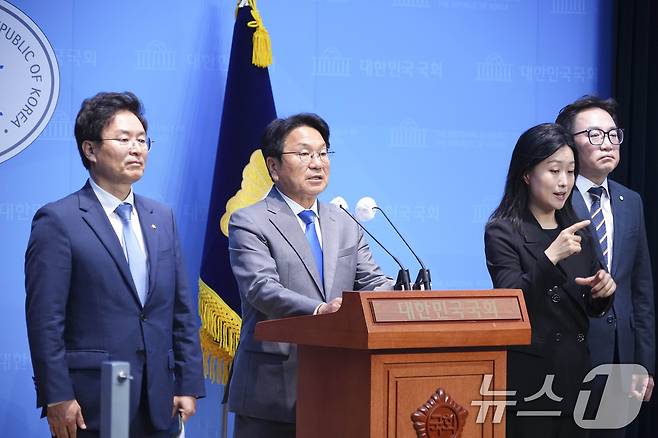 강기정 광주시장이 29일 서울 국회 소통관에서 정진욱 국회의원과 공공배달앱 활성화 지원 관련 기자회견을 하고 있다.(광주시 제공)2024.10.29/뉴스1