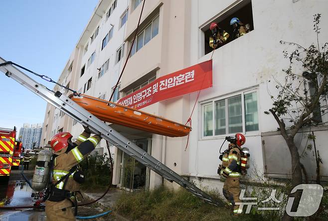 29일 대전 대덕구 홍도동 철거 예정 아파트에서 대덕소방서 소속 소방대원들이 공동주택 가상화재 인명구조 및 진압훈련을 하고 있다.2024.10.29/뉴스1 ⓒ News1 김기태 기자