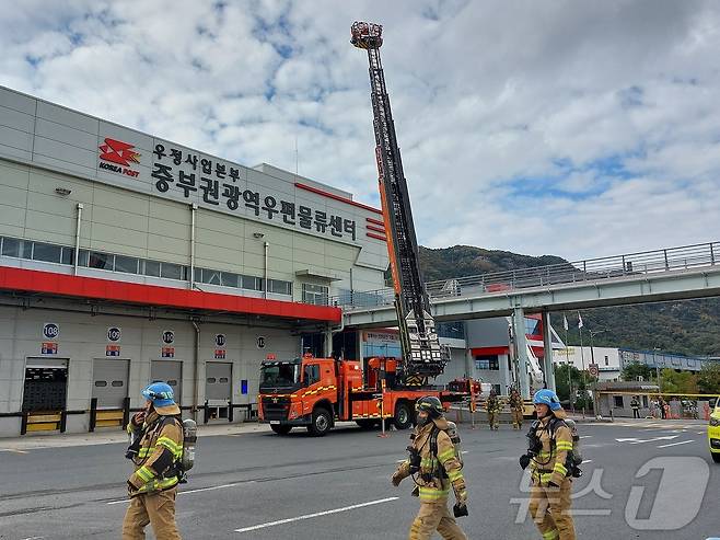 대전 동부소방서 소속 소방대원들이 재난대비 긴급구조훈련을 하고 있다.(대전소방본부 제공)/뉴스1