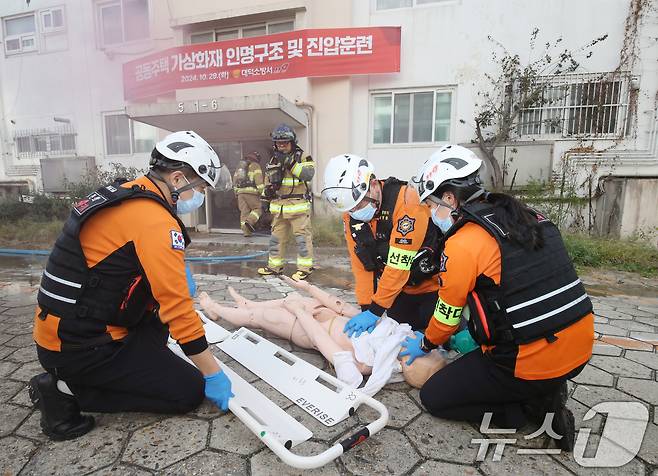 29일 대전 대덕구 홍도동 철거 예정 아파트에서 대덕소방서 소속 소방대원들이 공동주택 가상화재 인명구조 및 진압훈련을 하고 있다.2024.10.29/뉴스1 ⓒ News1 김기태 기자