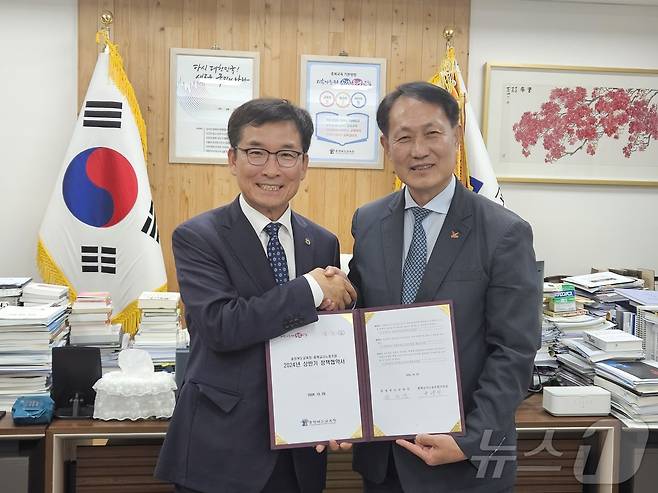 충북교육청-충북교사노조 2024년 상반기 정책협약 (충북교사노조 제공)/뉴스1