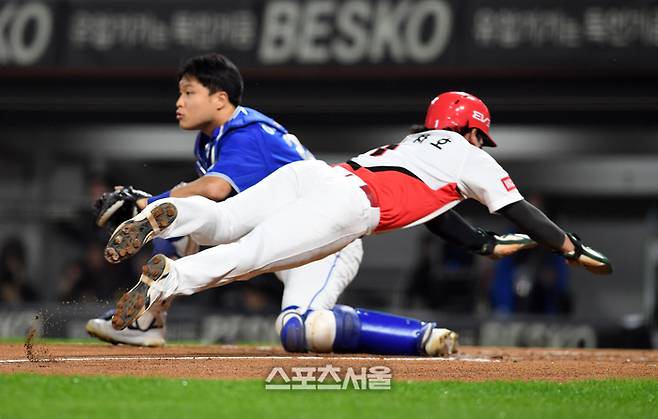 KIA 박찬호가 28일 광주-기아 챔피언스필드에서 열린 2024 KBO 한국시리즈 5차전 삼성과 경기 1회말 1사 1-3루 나성범의 희생플라이에 3루에서 홈으로 뛰어 득점을 하고 있다. 광주 | 박진업 기자 upandup@sportsseoul.com