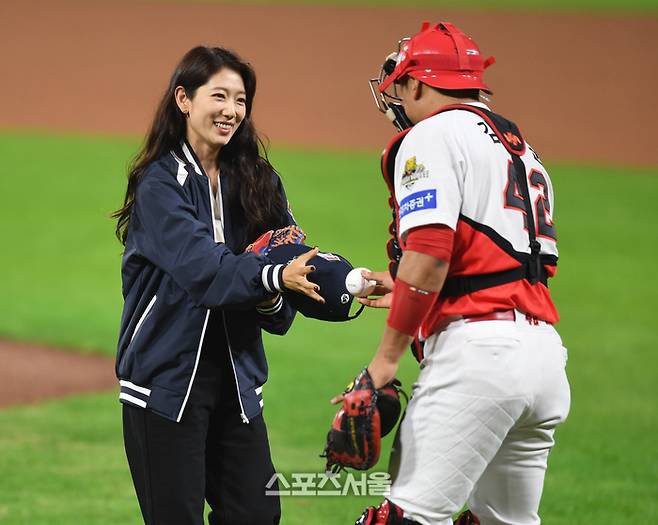 배우 박신혜가 28일 광주-기아 챔피언스 필드에서 열린 KIA와 삼성의 2024 KBO 한국시리즈 5차전 시구를 하고 있다.  2024. 10. 28. 광주 | 최승섭기자 thunder@sportsseoul.com