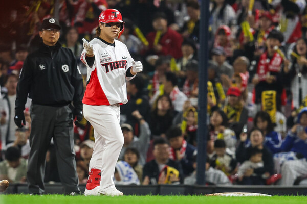 28일 광주 북구 광주-기아챔피언스필드에서 열린 2024 KBO 포스트시즌 한국시리즈 5차전 삼성 라이온즈와 KIA 타이거즈의 경기 KIA 김선빈이 안타를 치고 세리머니하고 있다. 사진┃KIA 타이거즈