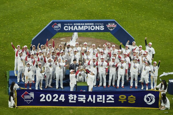 28일 광주 북구 광주-기아챔피언스필드에서 2024 KBO 포스트시즌 한국시리즈 4승 1패의 기록으로 통합 우승을 차지한 KIA 타이거즈 선수단이 우승 세리머니를 펼치고 있다. 사진┃KIA 타이거즈