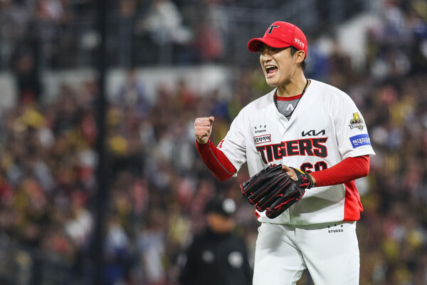 28일 광주 북구 광주-기아챔피언스필드에서 열린 2024 KBO 포스트시즌 한국시리즈 5차전 KIA 타이거즈와 삼성 라이온즈의 경기에서 김도현이 투구 후 기뻐하고 있다. 사진┃KIA 타이거즈