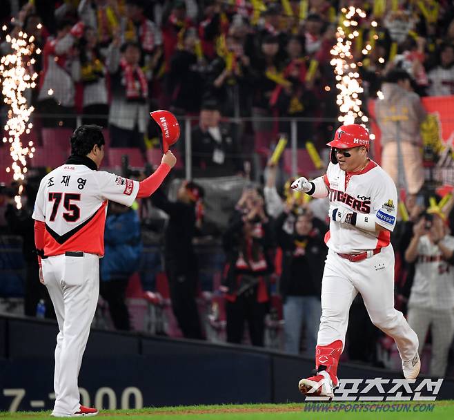 28일 광주 기아챔피언스필드에서 열린 한국시리즈 5차전 KIA 타이거즈와 삼성 라이온즈의 경기. 5회말 KIA 최형우가 솔로포를 날린 뒤 환호하고 있다. 광주=박재만 기자 pjm@sportschosun.com/2024.10.28/