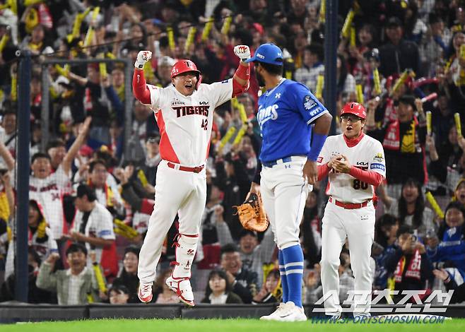 28일 광주 기아 챔피언스필드에서 열린 삼성과 KIA의 한국시리즈 5차전. 6회말 1사 1, 3루 김태군이 역전 1타점 적시타를 친 후 환호하고 있다. 광주=정재근 기자 cjg@sportschosun.com/2024.10.28/